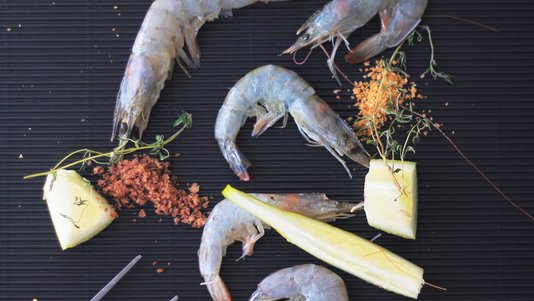 raw shrimp with spices ready for marinating